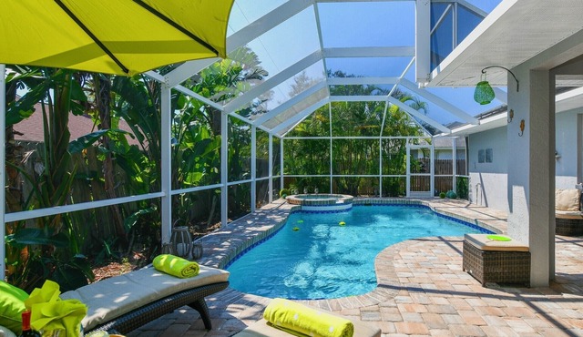 Contemporary Pool Villa I - just few minutes to Beach - heated Pool & Spa, WiFi!