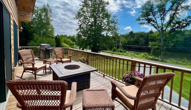 Contemporary Post & Beam: River Views, Screened Porch, Sleeps 7