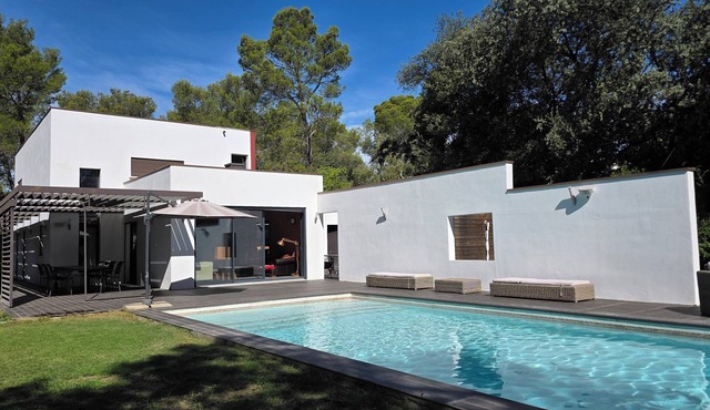 Contemporary prestige villa with park, swimming pool, 3 private mazets, prox. center vi