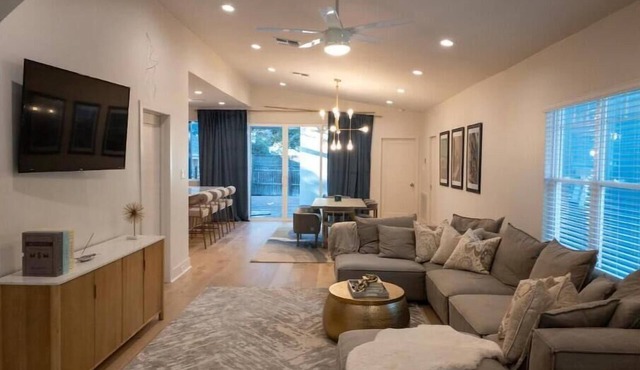 Contemporary Remodeled Bungalow - Pet Friendly!