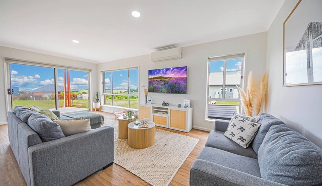 Contemporary retreat in idyllic coastal area