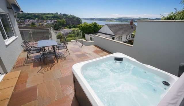 Contemporary Retreat With Fantastic Castle Views