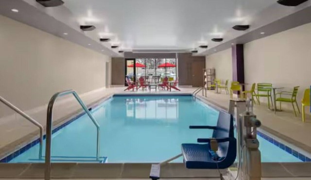 Contemporary Room Near Drake University and Airport – Prime Location!