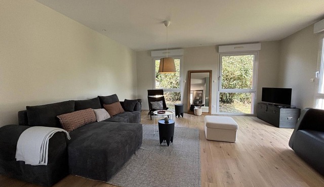 Contemporary side Sioule gîte in Ébreuil, 4 pers, garden