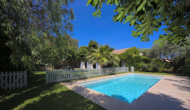 Contemporary six bed Villa with Pool in the centre of St Tropez