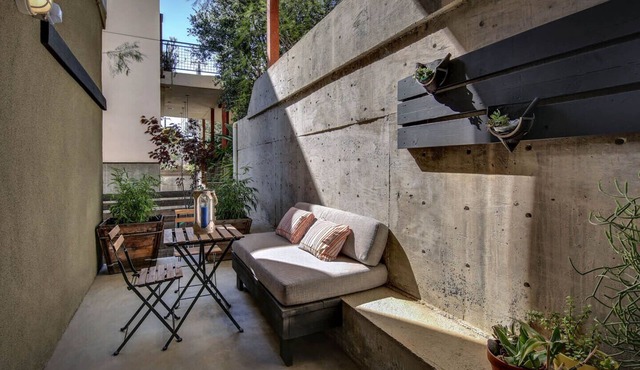 Contemporary Sleek 1 Bedroom Apt w/Private Patio on a Hillside Neighborhood