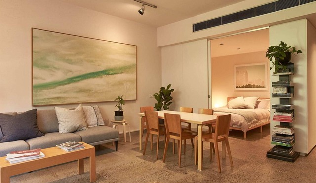 Contemporary St Kilda Melbourne Apt With Balcony & Parking