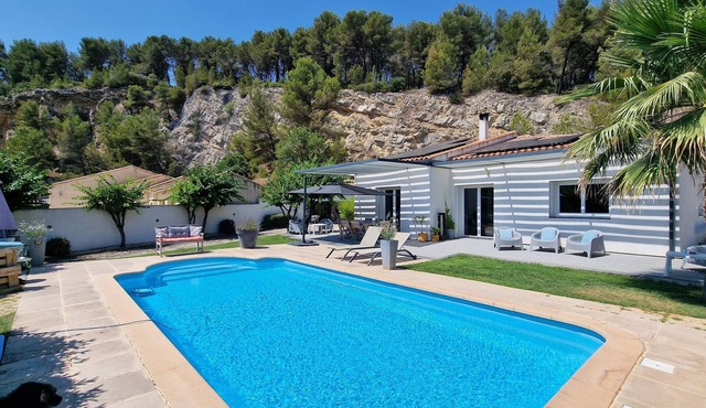 Contemporary step-free villa, very quiet spot between Aix and Lourmarin