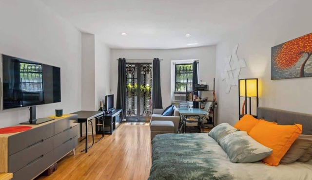 Contemporary Studio Near Central Park