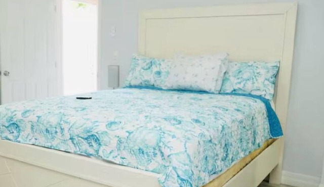 Contemporary Studio W/Full kitchen near Universal