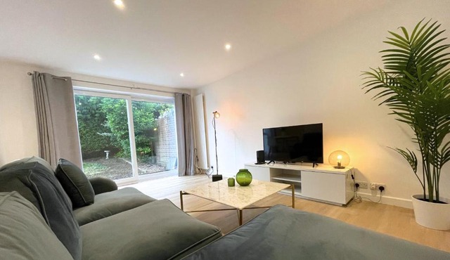 Contemporary-styled 3-Bed House