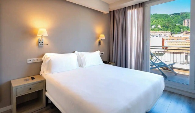 Contemporary Suite Near Guggenheim Museum + Walking Paths – Ideal Stay