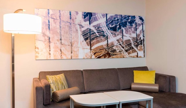 Contemporary Suite Near Rosemont Theater, w/Free Breakfast & Onsite Heated Pool
