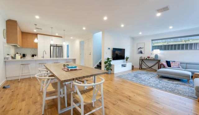 Contemporary Townhouse near Norwood