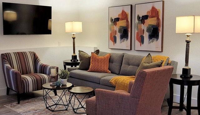 Contemporary Two Bedroom Suite. Walk to Lake Beaches & Trails! Mountain Biking!