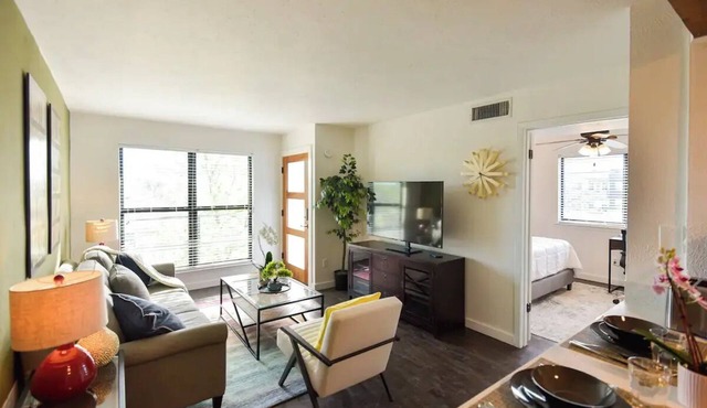 Contemporary Unit 303, Toluca 98nn