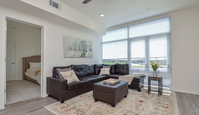 Contemporary Urban Living in Gated Complex |2Q