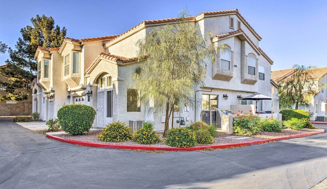 Contemporary Vegas Townhome w/Community Pool