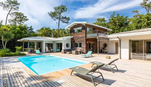 Contemporary villa 400 meters from the beach