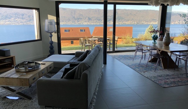 Contemporary villa with 180° lake view pool