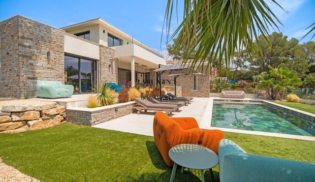 Contemporary villa with pedestrian access to the beach