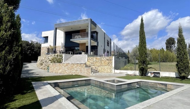 Contemporary villa 10 minutes from Cannes