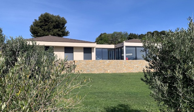 Contemporary villa - 15 M swimming pool - large garden