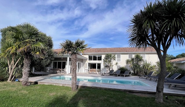 Contemporary villa 240 m2, 7bed, 12/14 pers, swimming pool, garden, 600 m from ocean
