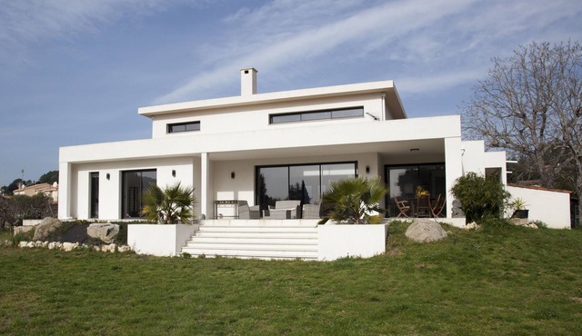 contemporary villa, 8 people, beaches nearby