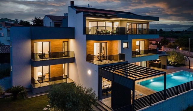 Contemporary Villa, A/C, Private Pool, Gym, Sea Views - Walking Distance to Fazana Centre & Beach!