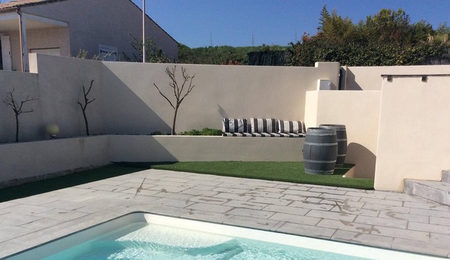 Contemporary villa along the Canal du Midi, with swimming pool