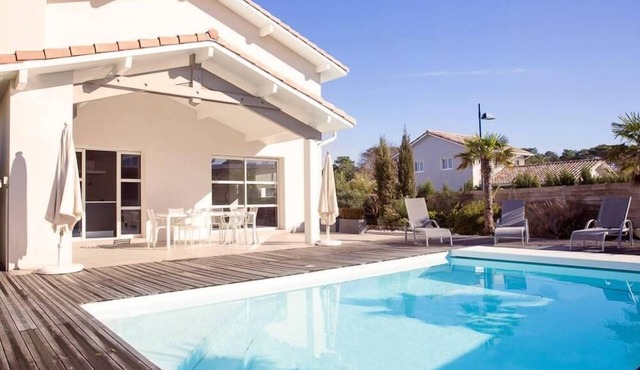 Contemporary villa between the beaches and the city ranked 5 stars