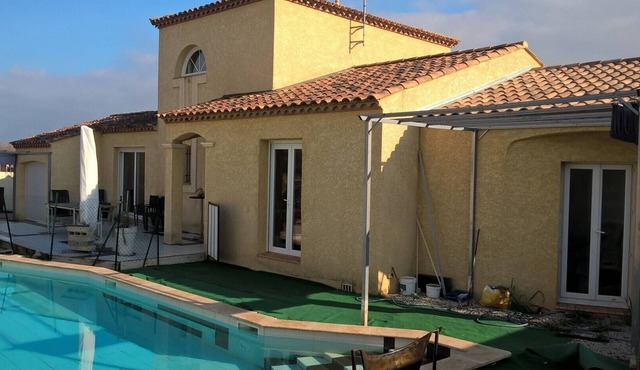 Contemporary villa between sea and mountains