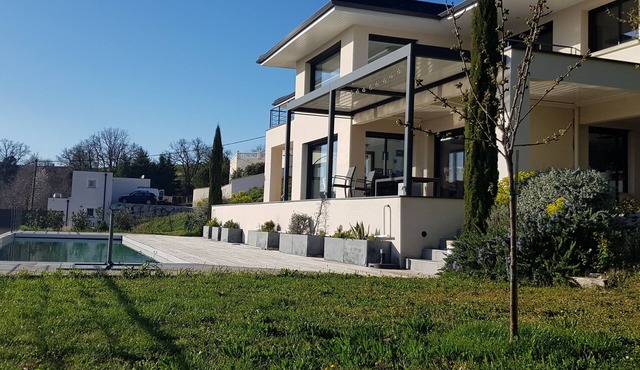 Contemporary villa for 12 people with heated pool in the Drôme des collines