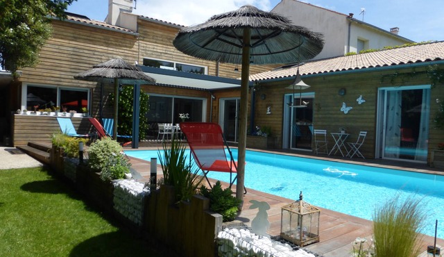 Contemporary villa of 160 m2 with swimming pool in enclosed park with trees