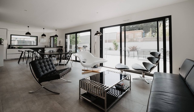 Contemporary villa ideally placed