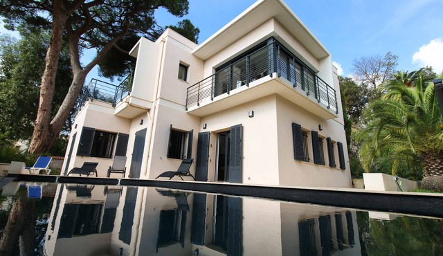 CONTEMPORARY VILLA IN CANNES