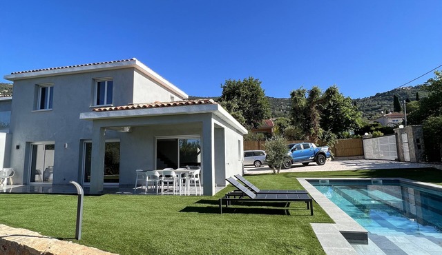 CONTEMPORARY VILLA NEAR CANNES