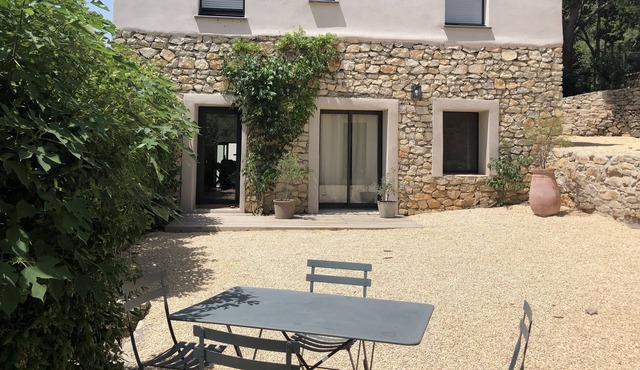 Contemporary villa near the city center of Nimes