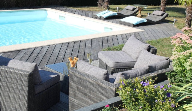 Contemporary villa on Lake Leman with pool, private access and pontoon