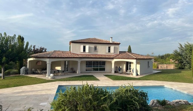 Contemporary villa, pool 12x6m, near Aix & Marseille (8 guests)