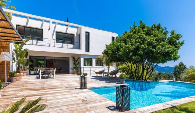 CONTEMPORARY VILLA SEA VIEW ON THE HEIGHTS OF NICE