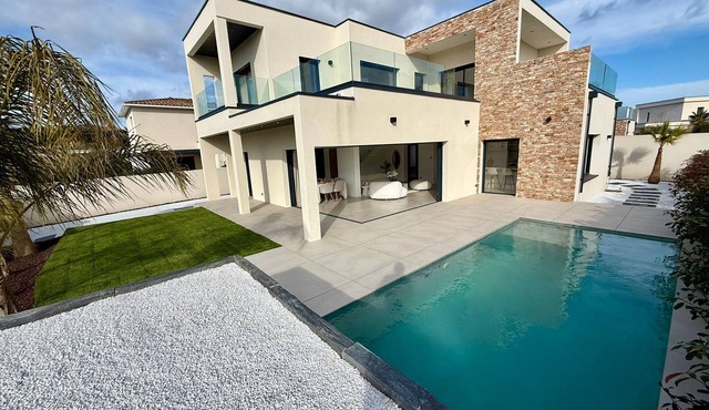 Contemporary villa with pool