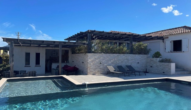 Contemporary villa with swimming pool, 8/10 people