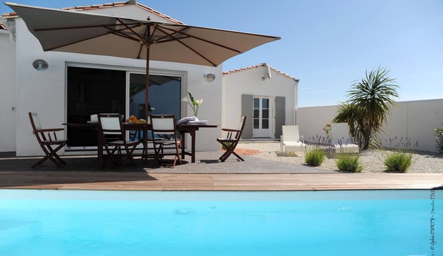 CONTEMPORARY VILLA WITH INDIVIDUAL HEATED POOL, WIFI