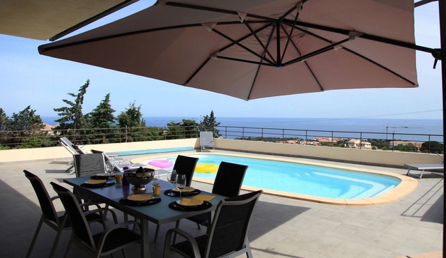 Contemporary villa, with clim-160 m2, swimming pool, 5 mn from beaches & shops