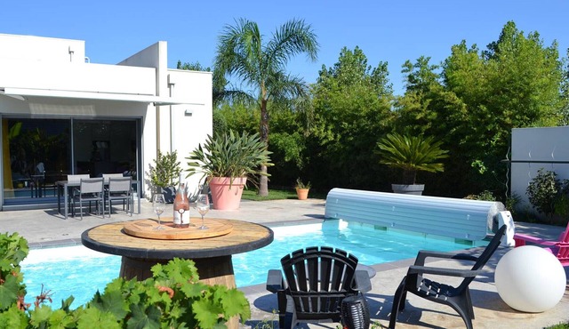 Contemporary Villa with Private Pool and Air Conditioning 15min to Beaches