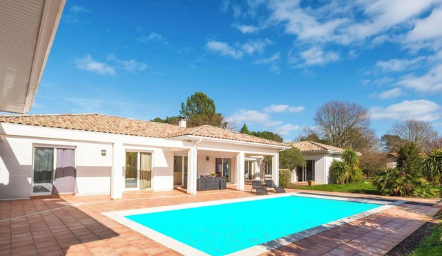 Contemporary villa with pool - 8 guests