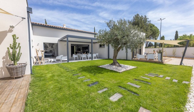 Contemporary villa with pool in the heart of Provence