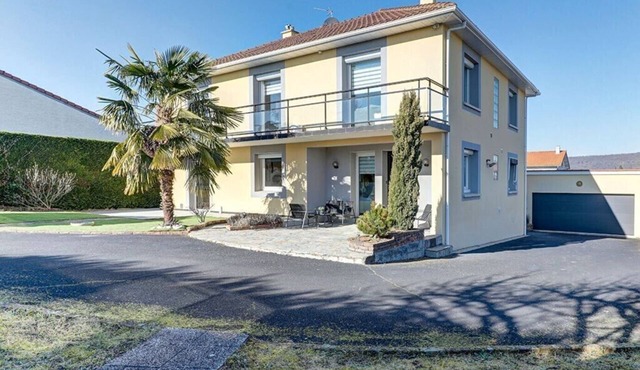 Contemporary villa with private pool, large garden and terrace